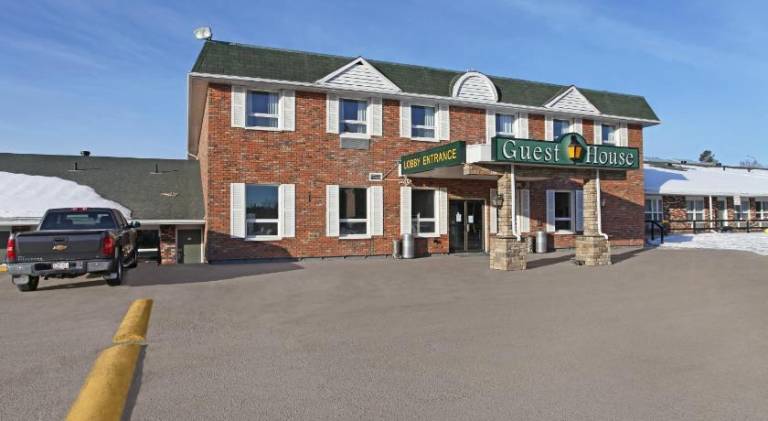 Guest House Inn & Suites in Edson, AB