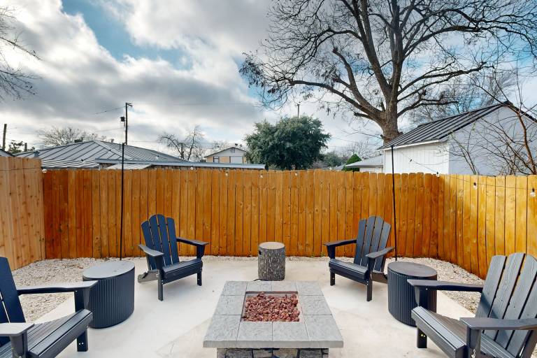 2 BR Home one block from Botanical Gardens