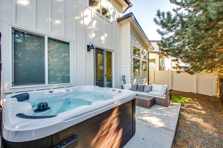 House with hot tub — photo 3