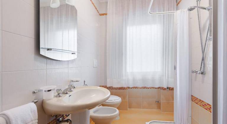 Beautiful serviced apartment with yard & patio | Next to the beach | Pet-friendly — photo 5
