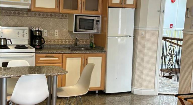 Family-friendly serviced apartment with patio | Pets allowed — photo 4
