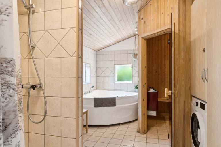 House with grill, sauna & jacuzzi — photo 2