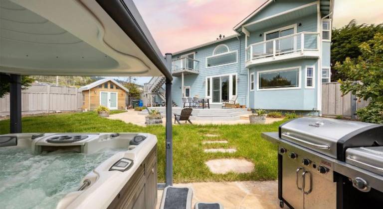 Coastal Dream - 2 Blocks to ocean, steps to beach, hot tub, coastal trail, BBQ — photo 5
