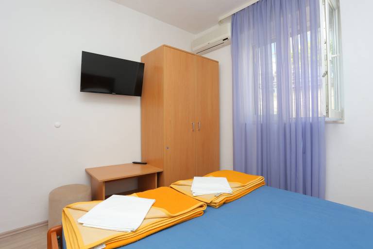 Pleasant dedicated room with BBQ & yard | Beach nearby | Dogs allowed — photo 3
