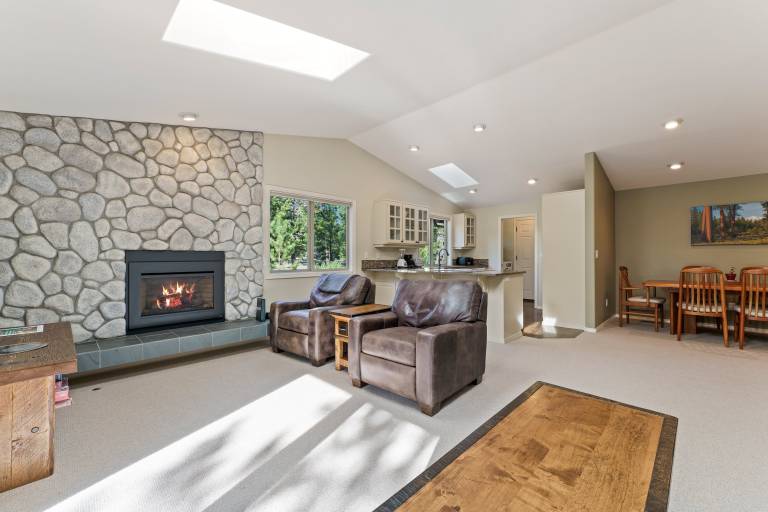 House with barbecue, hot tub & private pool in Bend, OR