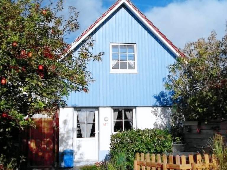 Vacation home with terrace, barbecue & yard — photo 4