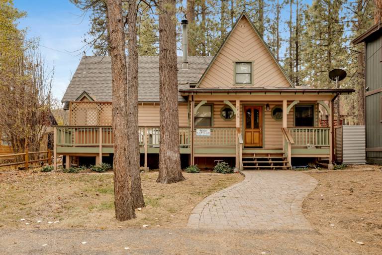Cabin with jacuzzi & barbeque | Mountain view in San Bernardino, CA