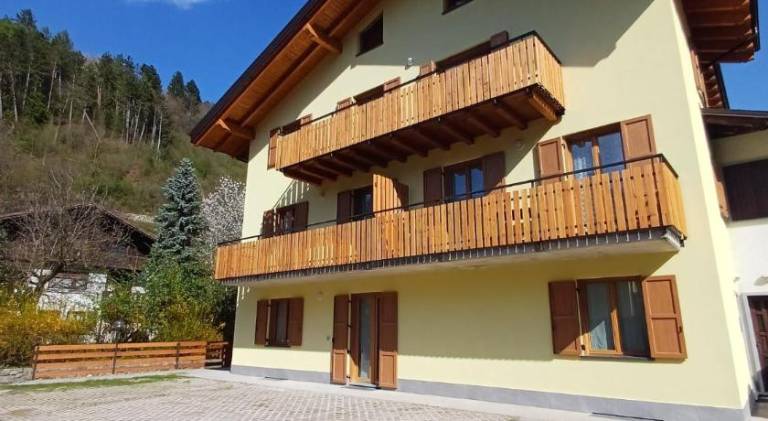 Rental apartment with yard, terrace & grill in Ledro