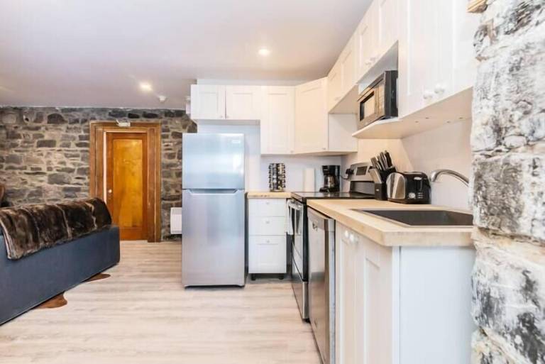 Modern Meets Rustic - 2 Bdrm Old Quebec — photo 5