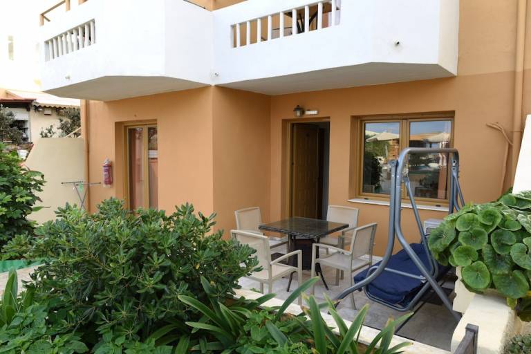 Απαρχοτέλ  Agia Marina