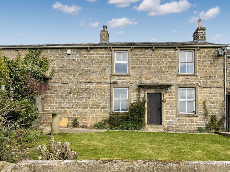 Family-oriented wonderful cottage with barbeque & yard | River view | Pet-friendly in Skipton