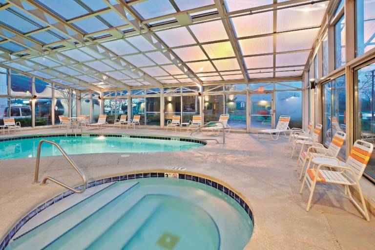 La Quinta Inn & Suites by Wyndham Mansfield OH — photo 2
