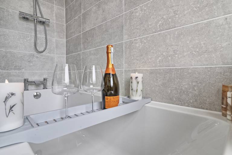 Lovely 2Bed Apartment in Westcliff-on-Sea! — photo 3