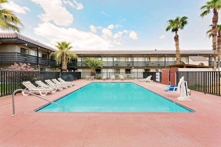 Days Inn & Suites by Wyndham Needles — photo 3