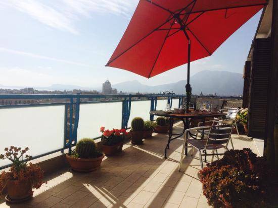 Holiday apartment with terrace | Near Teatro Politeama | Perfect for remote work — photo 3