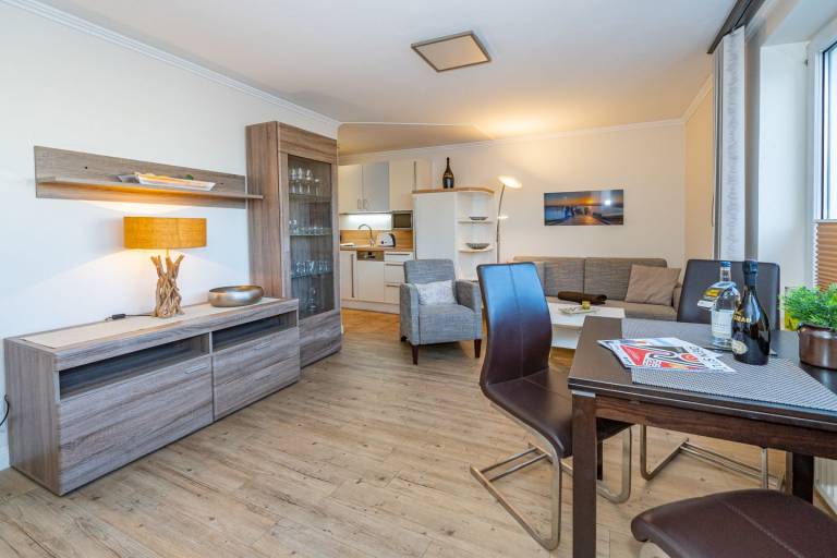 Zentrale Ferienwohnung mit Balkon und Parkplatz. - nur 200 Meter zum Strand. in Sylt