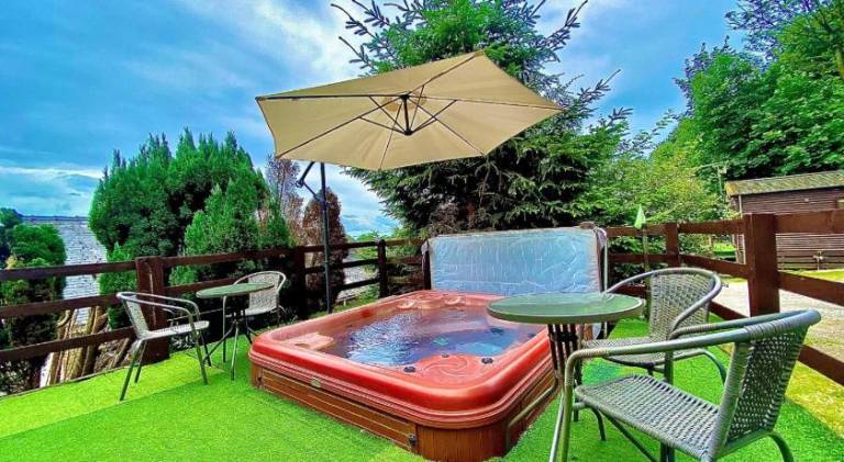 Lodge with garden, jacuzzi & terrace | Dogs allowed — photo 4