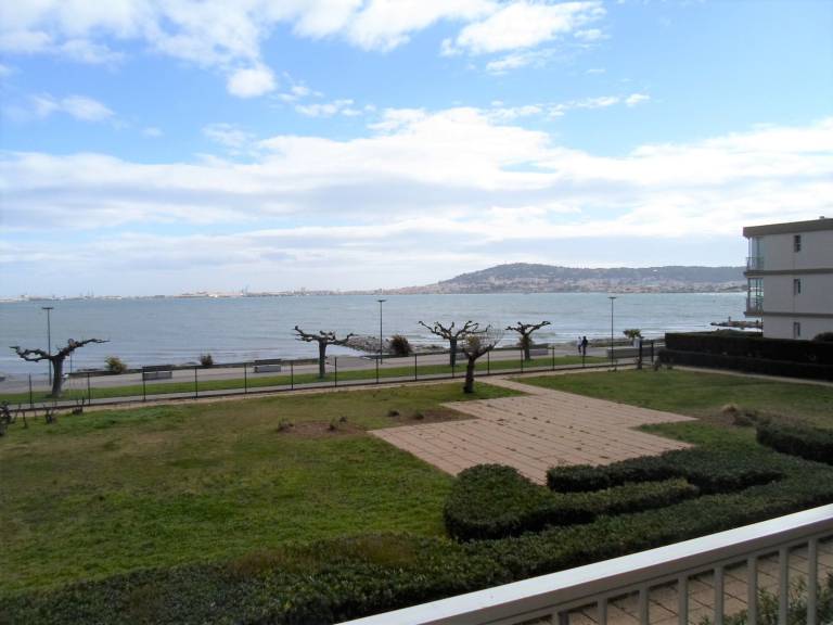 Apartment with Balcony 5 min from Spa - Pets allowed in Balaruc-les-Bains