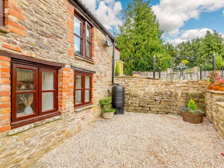 Beautiful cottage with yard & patio | Pets are welcome — photo 2