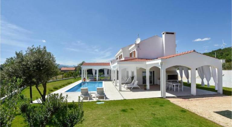House with pool — photo 3