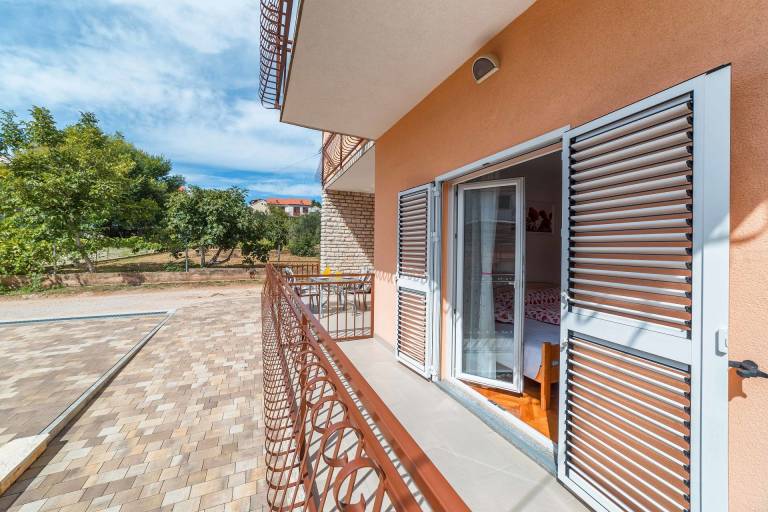 Holiday apartment with terrace & barbecue | Garden view — photo 4