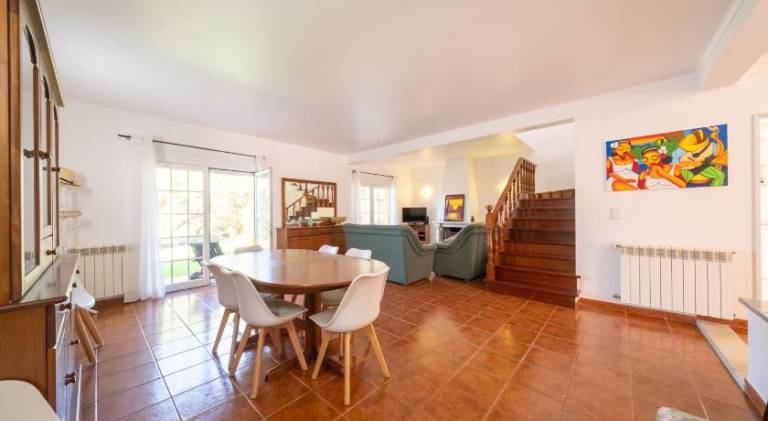 Vacation home with pool, barbeque & yard — photo 4