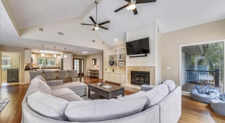 Vacation home with pool — photo 4