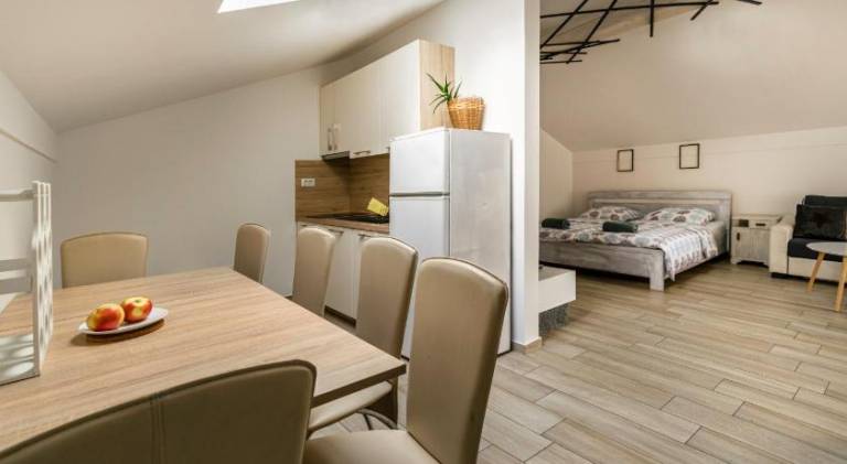 Apartment with patio & yard | Pets are welcome — photo 3