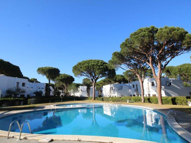 Vacation home with grill, patio & pool | Close to the beach | Pets are welcome — photo 4