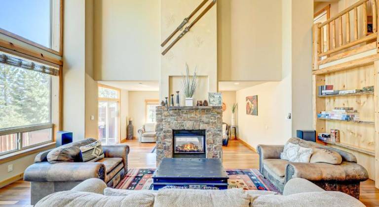 House with jacuzzi & pool in Truckee, CA