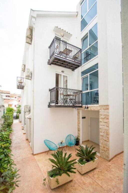 Serviced apartment with terrace & yard in Becici