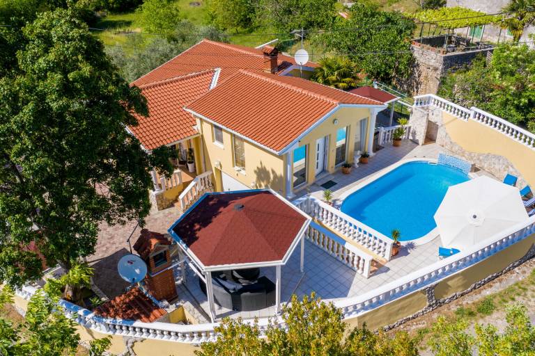 Family-friendly beautiful villa with hot tub, garden & barbecue | Pets allowed — photo 5