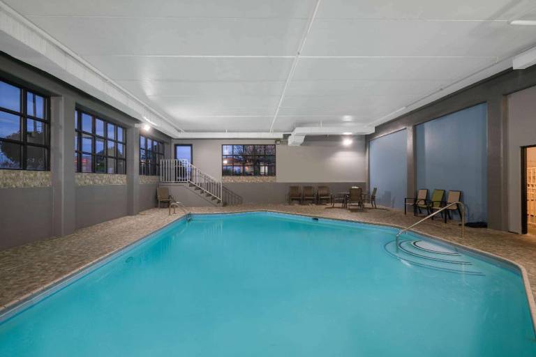 La Quinta Inn & Suites by Wyndham Knoxville East — photo 2