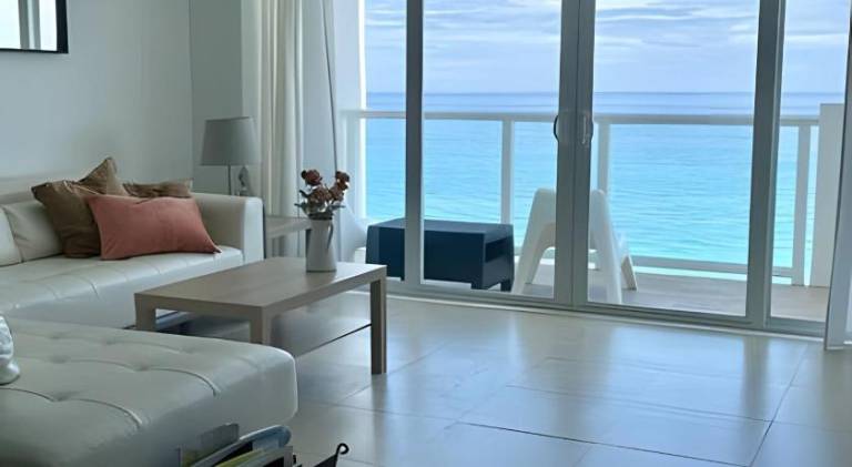Holiday apartment with pool in Miami Beach, FL