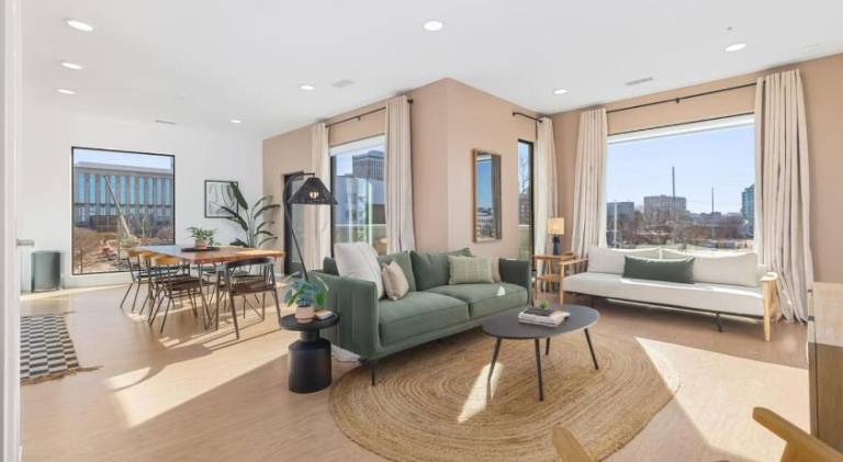 Apartment with patio in Nashville, TN