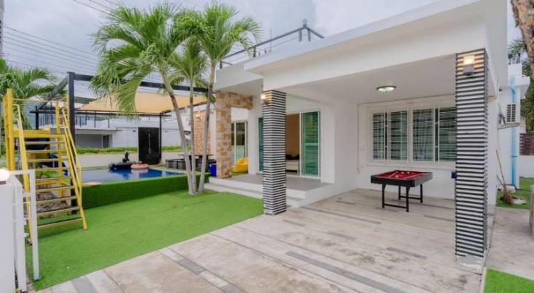 Villa with pool — photo 5