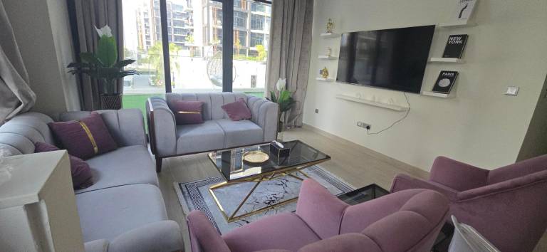 Vacation home with BBQ, pool & garden in Dubai