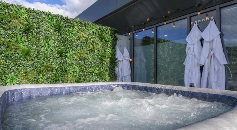 Luxury Penthouse with Private Hot Tub Overlooking Leeds City Centre — photo 5