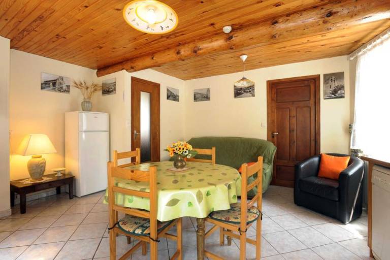 Fully equipped gite with patio, yard & BBQ | Pet-friendly — photo 4