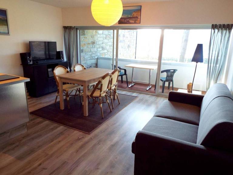 Cozy 1BR Apartment in Carnac, 300m from Beach, Parking, Pet-Friendly in Carnac