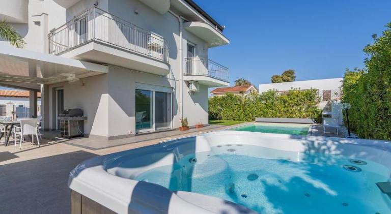 Villa with jacuzzi & pool — photo 3