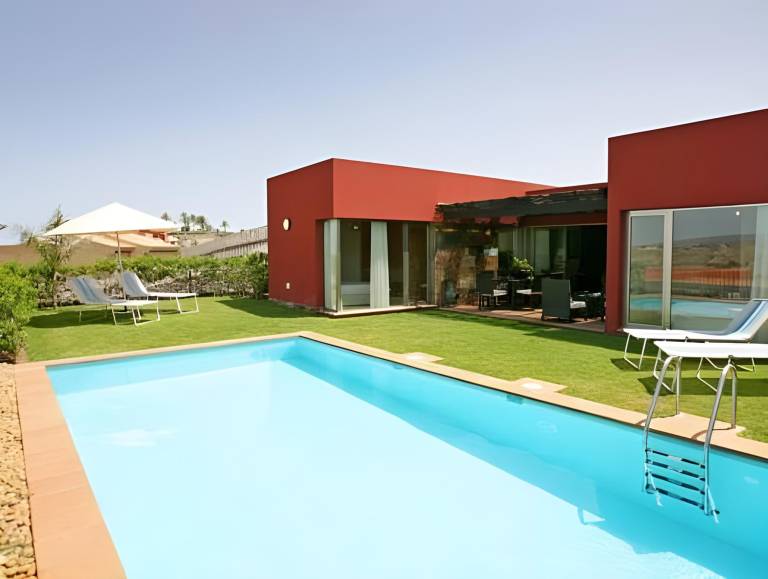 Villa with patio, private pool & yard in San Bartolomé de Tirajana