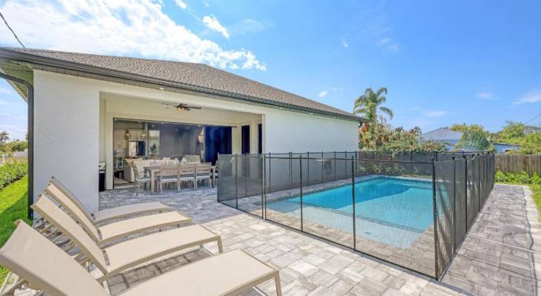 House with pool in Bonita Springs, FL