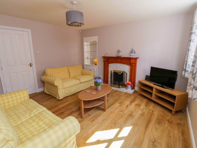 Cottage with yard & patio | Beach view — photo 3