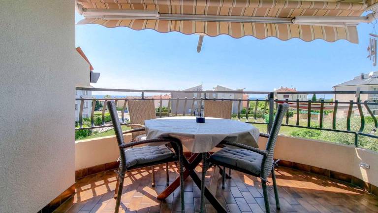 Holiday apartment with a nice balcony with table and chairs — photo 2