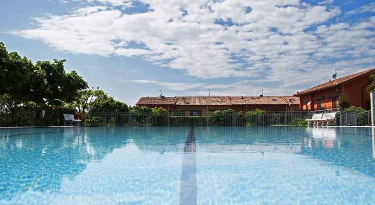 Apartment with pool in Lazise
