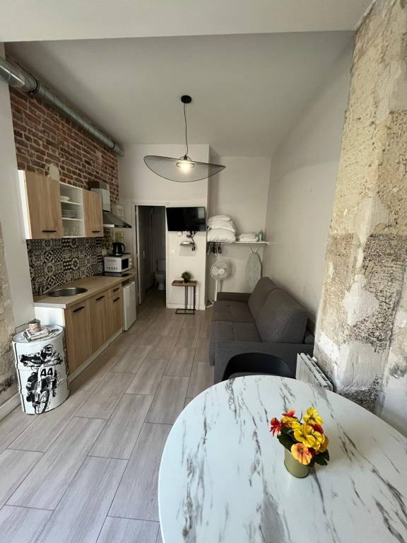 Bright and Spacious close to Bustling Canal St Martin — photo 3