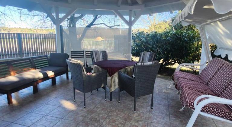 Holiday apartment with barbeque, yard & patio — photo 3
