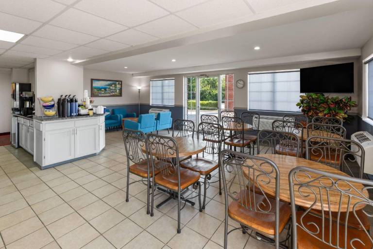 Days Inn by Wyndham Mountain Home — photo 4