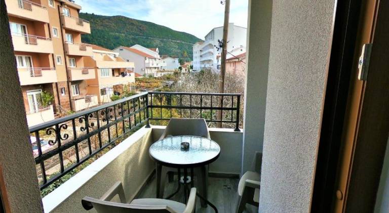 Apartment with patio & garden | Pets allowed — photo 2